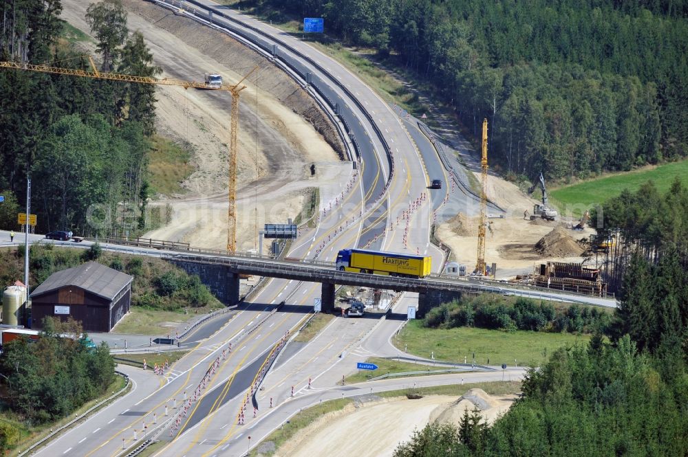 Dittersdorf from above - Buildings and route of the motorway A9 motorway with four lanes now. Currently, reconstruction, expansion and new construction work is underway for the six-lane expansion of Highway 9 between Triptis and Schleiz by Wayss & Freytag Ingenieurbau and EUROVIA VINCI