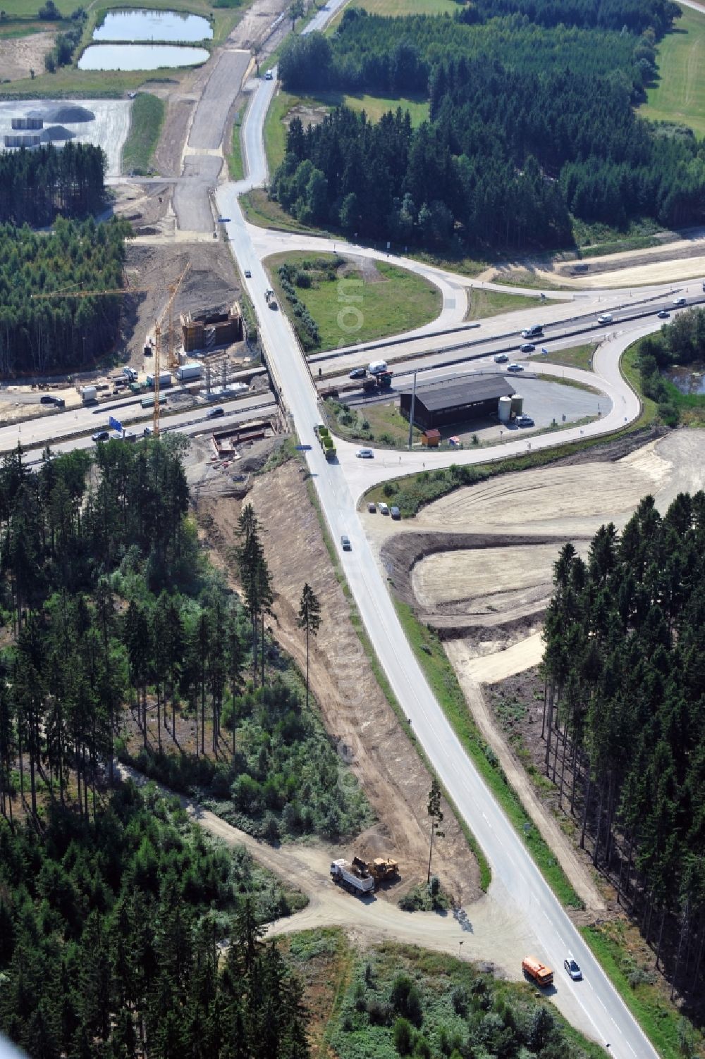 Dittersdorf from above - Buildings and route of the motorway A9 motorway with four lanes now. Currently, reconstruction, expansion and new construction work is underway for the six-lane expansion of Highway 9 between Triptis and Schleiz by Wayss & Freytag Ingenieurbau and EUROVIA VINCI