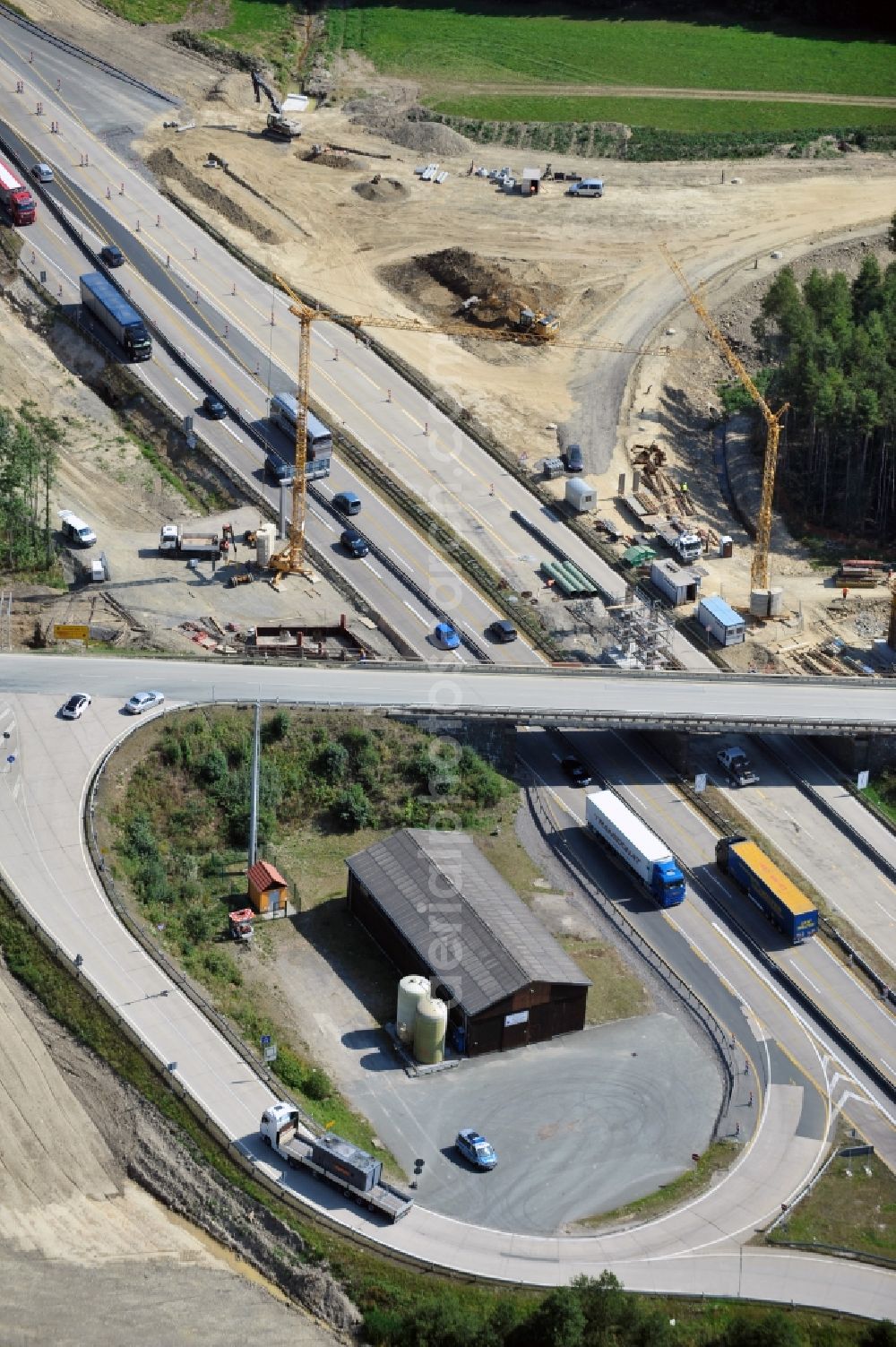 Aerial image Dittersdorf - Buildings and route of the motorway A9 motorway with four lanes now. Currently, reconstruction, expansion and new construction work is underway for the six-lane expansion of Highway 9 between Triptis and Schleiz by Wayss & Freytag Ingenieurbau and EUROVIA VINCI