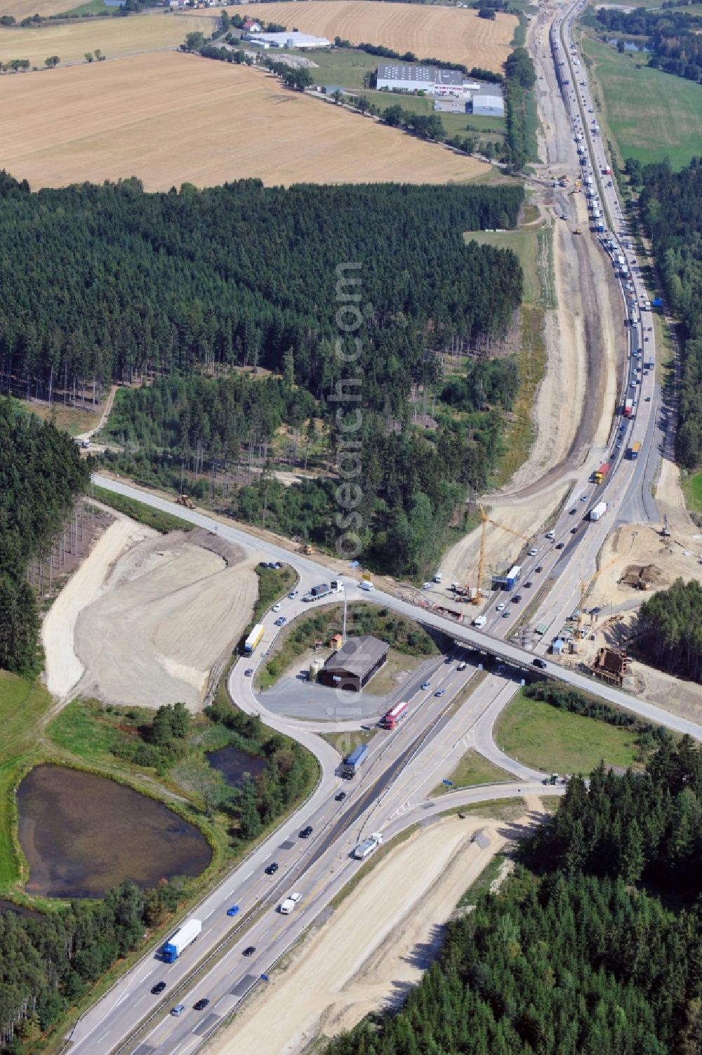 Dittersdorf from above - Buildings and route of the motorway A9 motorway with four lanes now. Currently, reconstruction, expansion and new construction work is underway for the six-lane expansion of Highway 9 between Triptis and Schleiz by Wayss & Freytag Ingenieurbau and EUROVIA VINCI