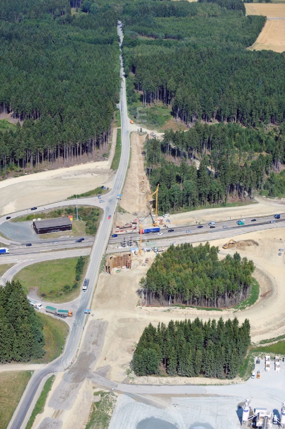 Aerial image Dittersdorf - Buildings and route of the motorway A9 motorway with four lanes now. Currently, reconstruction, expansion and new construction work is underway for the six-lane expansion of Highway 9 between Triptis and Schleiz by Wayss & Freytag Ingenieurbau and EUROVIA VINCI