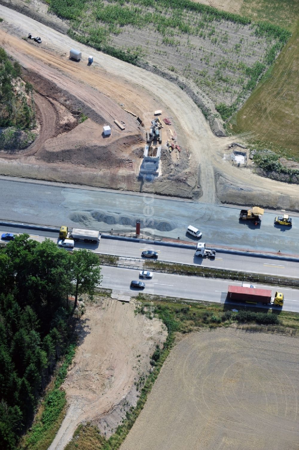 Dittersdorf from above - Buildings and route of the motorway A9 motorway with four lanes now. Currently, reconstruction, expansion and new construction work is underway for the six-lane expansion of Highway 9 between Triptis and Schleiz by Wayss & Freytag Ingenieurbau and EUROVIA VINCI