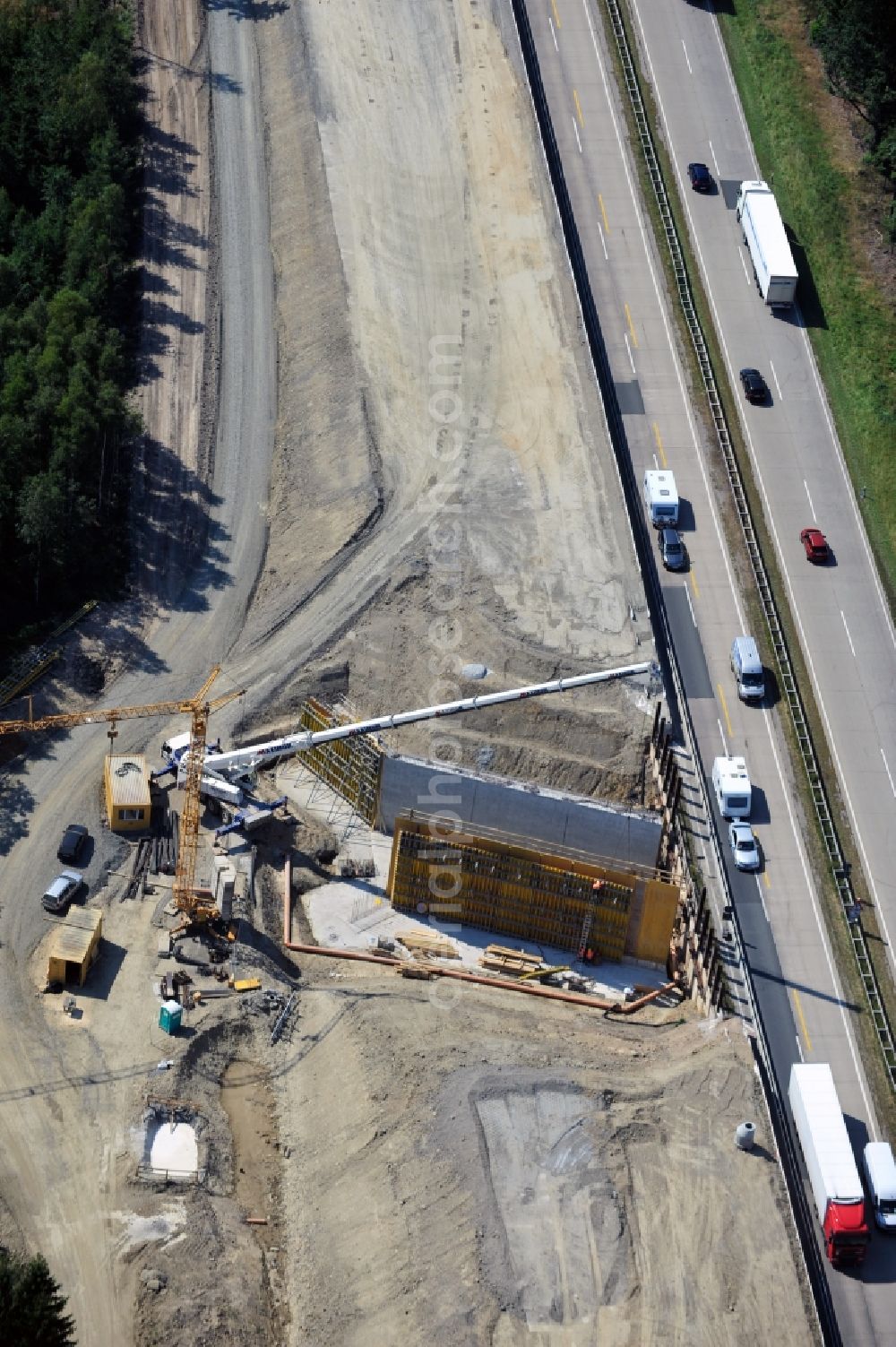 Dittersdorf from the bird's eye view: Buildings and route of the motorway A9 motorway with four lanes now. Currently, reconstruction, expansion and new construction work is underway for the six-lane expansion of Highway 9 between Triptis and Schleiz by Wayss & Freytag Ingenieurbau and EUROVIA VINCI