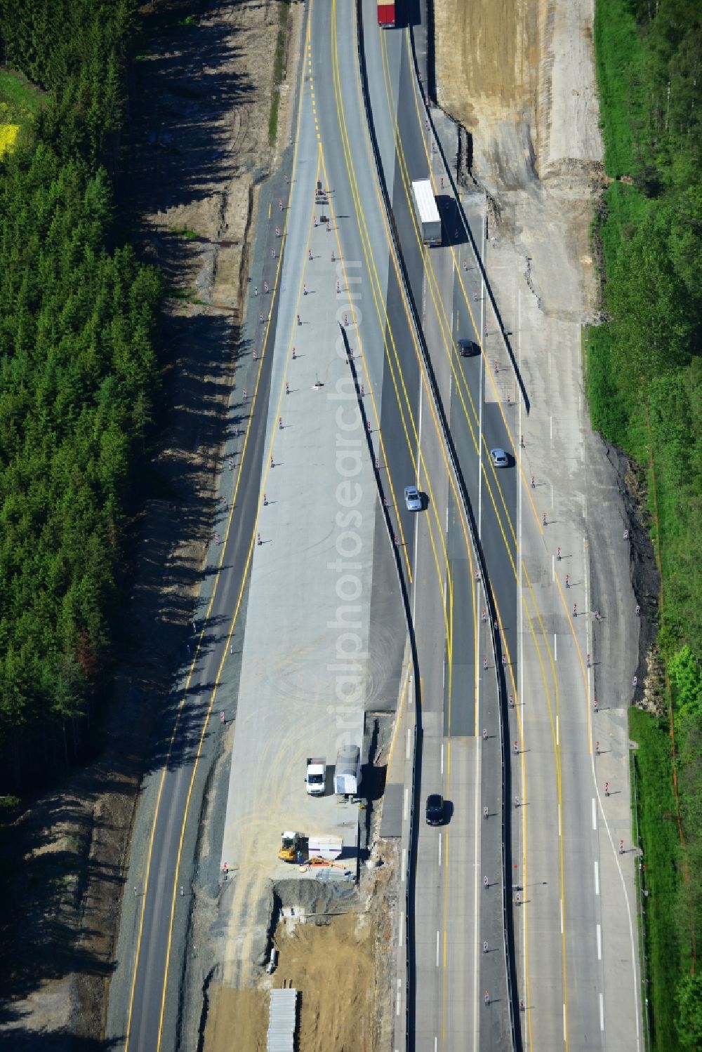 Dittersdorf from above - Buildings and route of the motorway A9 motorway with four lanes now. Currently, reconstruction, expansion and new construction work is underway for the six-lane expansion of Highway 9 between Triptis and Schleiz by Wayss & Freytag Ingenieurbau and EUROVIA VINCI