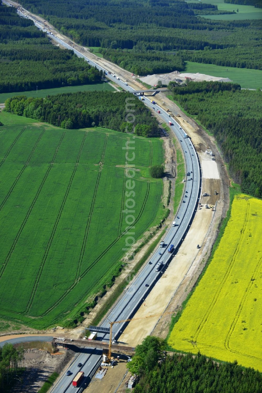 Dittersdorf from the bird's eye view: Buildings and route of the motorway A9 motorway with four lanes now. Currently, reconstruction, expansion and new construction work is underway for the six-lane expansion of Highway 9 between Triptis and Schleiz by Wayss & Freytag Ingenieurbau and EUROVIA VINCI