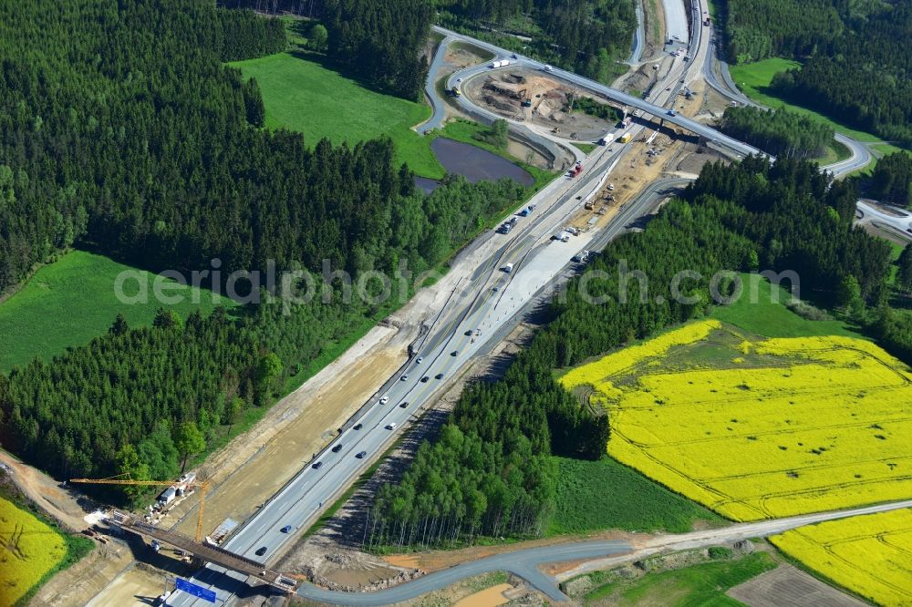 Dittersdorf from the bird's eye view: Buildings and route of the motorway A9 motorway with four lanes now. Currently, reconstruction, expansion and new construction work is underway for the six-lane expansion of Highway 9 between Triptis and Schleiz by Wayss & Freytag Ingenieurbau and EUROVIA VINCI