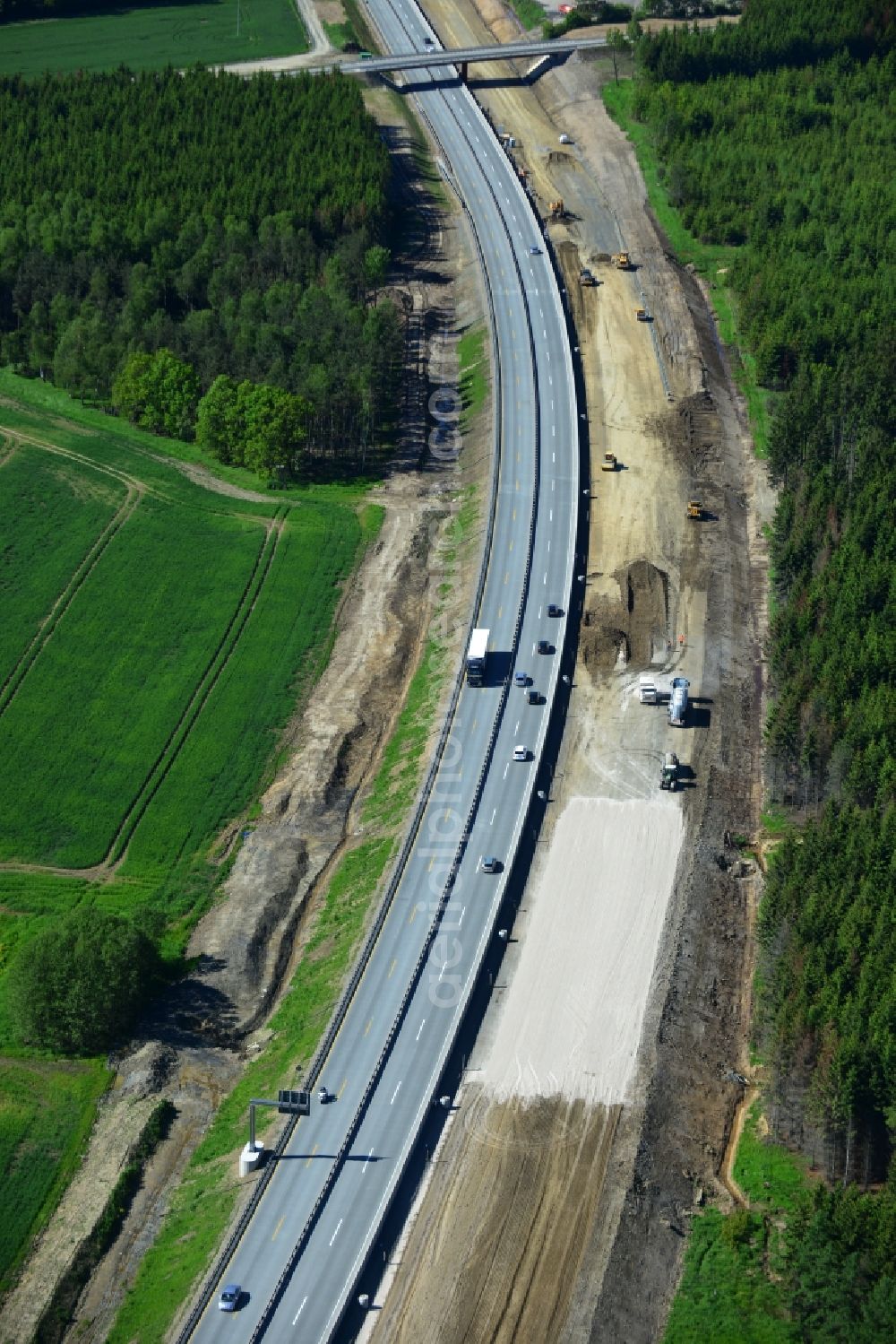 Aerial image Dittersdorf - Buildings and route of the motorway A9 motorway with four lanes now. Currently, reconstruction, expansion and new construction work is underway for the six-lane expansion of Highway 9 between Triptis and Schleiz by Wayss & Freytag Ingenieurbau and EUROVIA VINCI