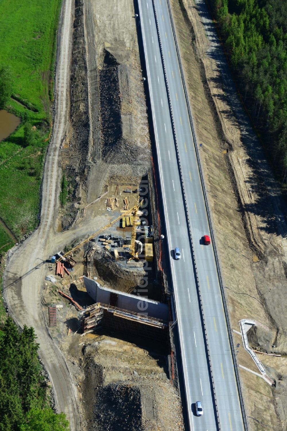 Dittersdorf from above - Buildings and route of the motorway A9 motorway with four lanes now. Currently, reconstruction, expansion and new construction work is underway for the six-lane expansion of Highway 9 between Triptis and Schleiz by Wayss & Freytag Ingenieurbau and EUROVIA VINCI