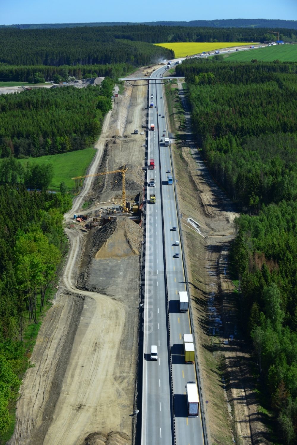 Dittersdorf from above - Buildings and route of the motorway A9 motorway with four lanes now. Currently, reconstruction, expansion and new construction work is underway for the six-lane expansion of Highway 9 between Triptis and Schleiz by Wayss & Freytag Ingenieurbau and EUROVIA VINCI