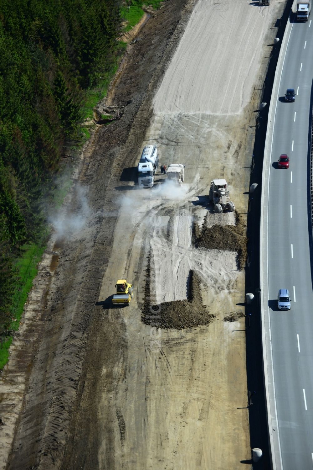 Dittersdorf from the bird's eye view: Buildings and route of the motorway A9 motorway with four lanes now. Currently, reconstruction, expansion and new construction work is underway for the six-lane expansion of Highway 9 between Triptis and Schleiz by Wayss & Freytag Ingenieurbau and EUROVIA VINCI