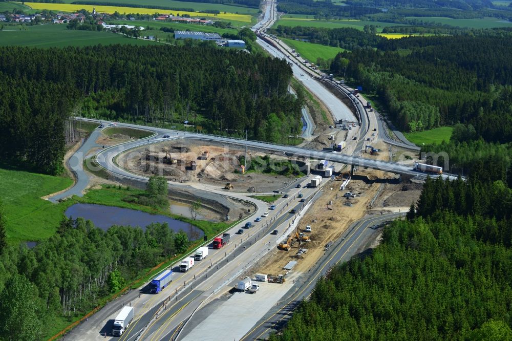 Dittersdorf from above - Buildings and route of the motorway A9 motorway with four lanes now. Currently, reconstruction, expansion and new construction work is underway for the six-lane expansion of Highway 9 between Triptis and Schleiz by Wayss & Freytag Ingenieurbau and EUROVIA VINCI