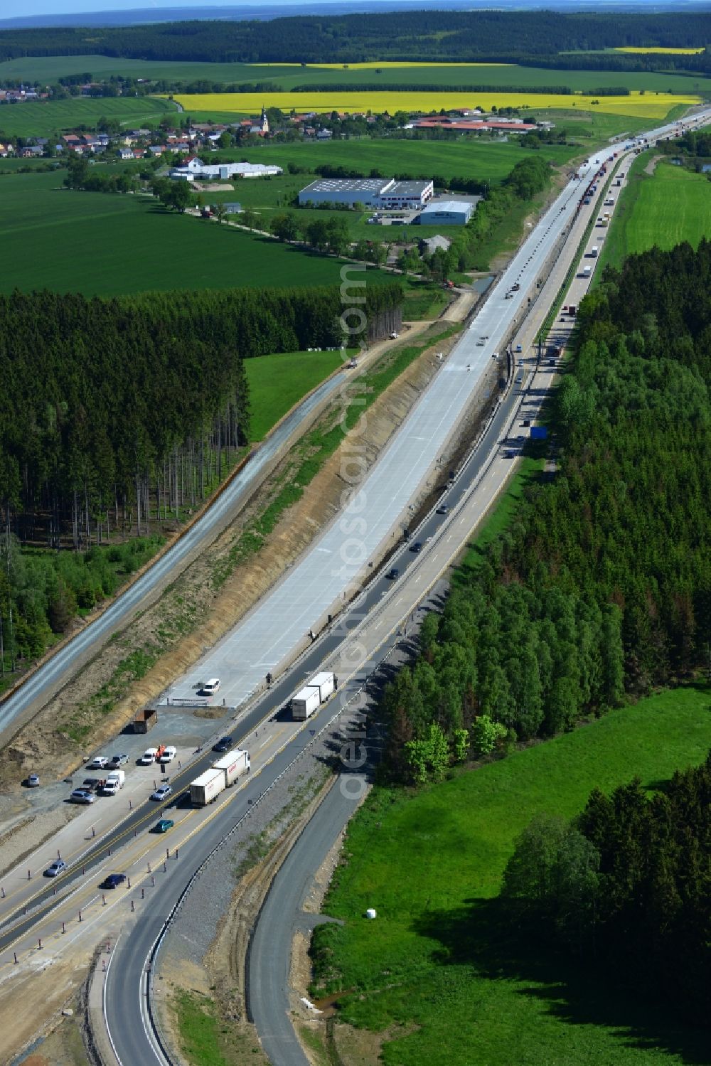 Dittersdorf from the bird's eye view: Buildings and route of the motorway A9 motorway with four lanes now. Currently, reconstruction, expansion and new construction work is underway for the six-lane expansion of Highway 9 between Triptis and Schleiz by Wayss & Freytag Ingenieurbau and EUROVIA VINCI