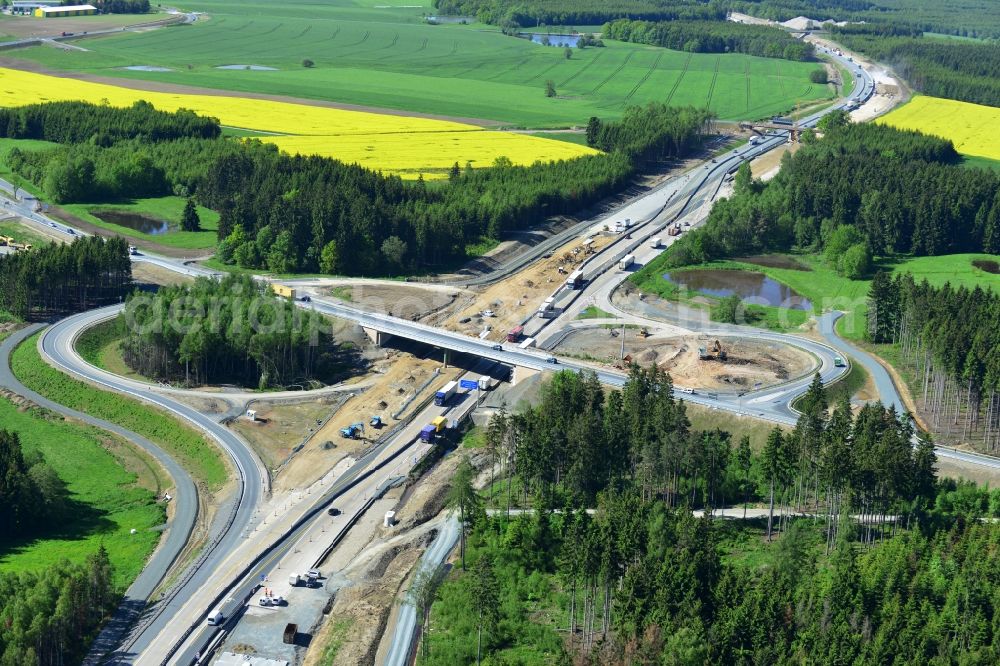 Dittersdorf from above - Buildings and route of the motorway A9 motorway with four lanes now. Currently, reconstruction, expansion and new construction work is underway for the six-lane expansion of Highway 9 between Triptis and Schleiz by Wayss & Freytag Ingenieurbau and EUROVIA VINCI