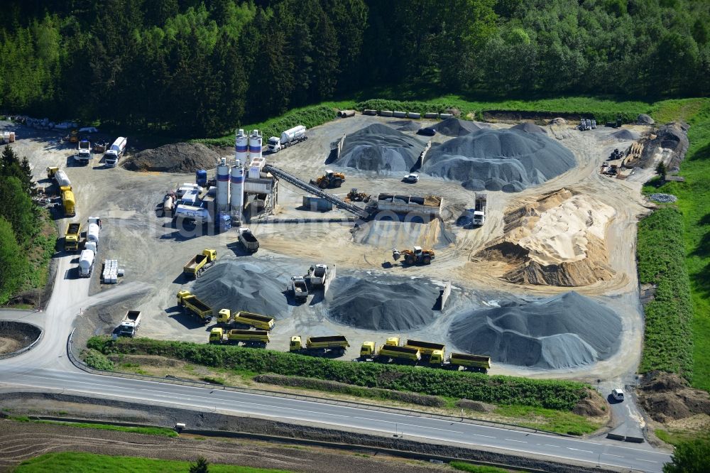 Dittersdorf from the bird's eye view: Buildings and route of the motorway A9 motorway with four lanes now. Currently, reconstruction, expansion and new construction work is underway for the six-lane expansion of Highway 9 between Triptis and Schleiz by Wayss & Freytag Ingenieurbau and EUROVIA VINCI