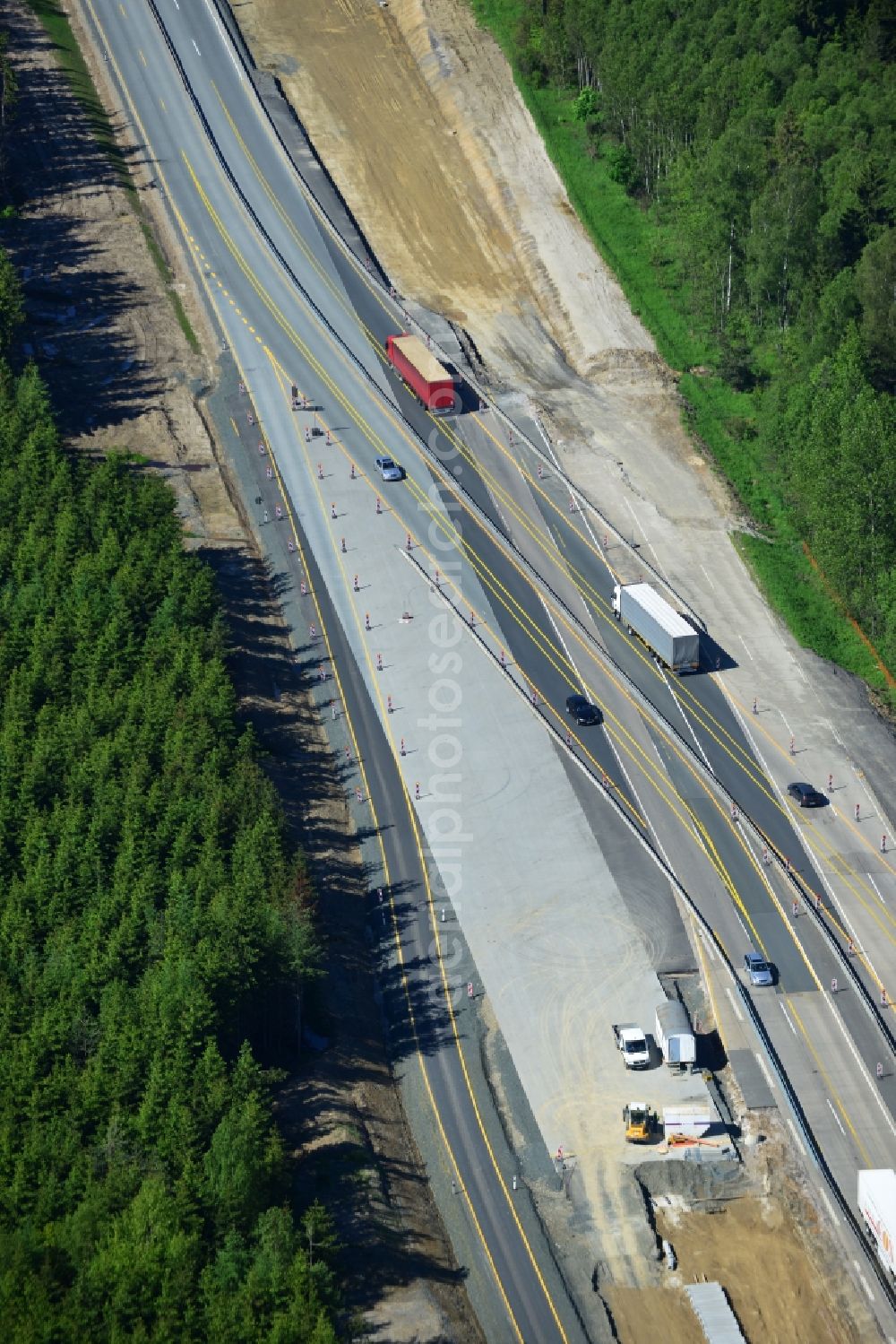 Aerial image Dittersdorf - Buildings and route of the motorway A9 motorway with four lanes now. Currently, reconstruction, expansion and new construction work is underway for the six-lane expansion of Highway 9 between Triptis and Schleiz by Wayss & Freytag Ingenieurbau and EUROVIA VINCI