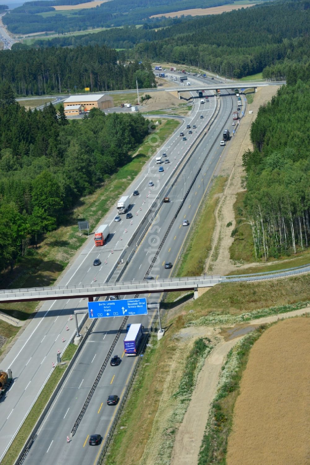 Dittersdorf from above - Buildings and route of the motorway A9 motorway with four lanes now. Currently, reconstruction, expansion and new construction work is underway for the six-lane expansion of Highway 9 between Triptis and Schleiz by Wayss & Freytag Ingenieurbau and EUROVIA VINCI