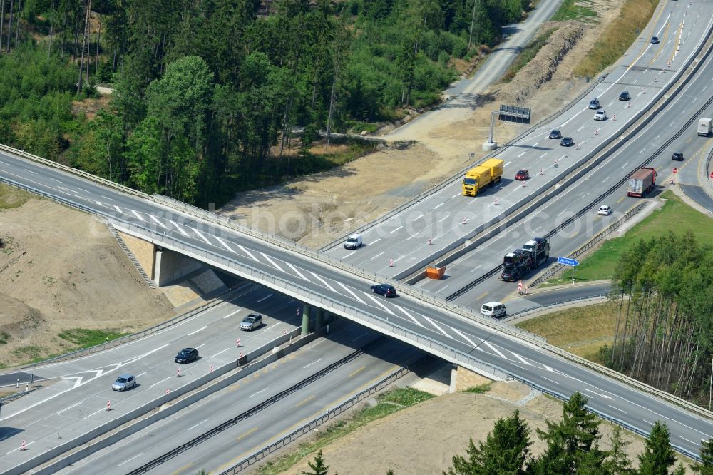 Dittersdorf from above - Buildings and route of the motorway A9 motorway with four lanes now. Currently, reconstruction, expansion and new construction work is underway for the six-lane expansion of Highway 9 between Triptis and Schleiz by Wayss & Freytag Ingenieurbau and EUROVIA VINCI