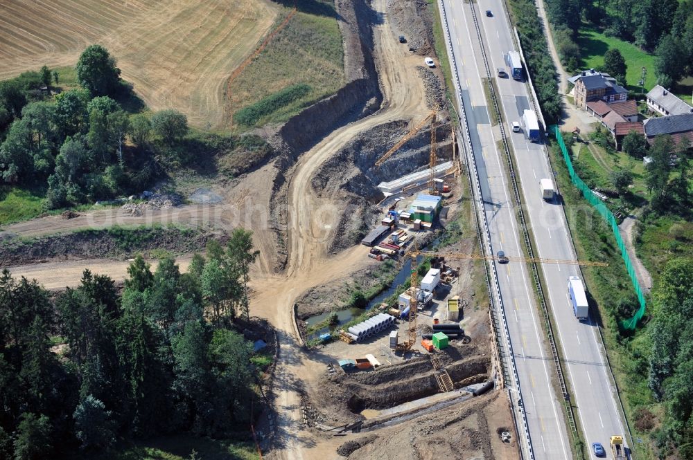 Aerial photograph Görkwitz - Buildings and route of the motorway A9 motorway with four lanes now. Currently, reconstruction, expansion and new construction work is underway for the six-lane expansion of Highway 9 between Triptis and Schleiz by Wayss & Freytag Ingenieurbau and EUROVIA VINCI in Thuringia