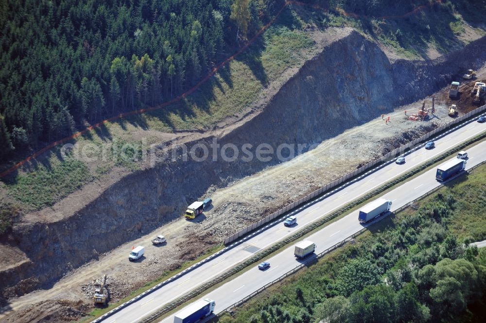 Görkwitz from the bird's eye view: Buildings and route of the motorway A9 motorway with four lanes now. Currently, reconstruction, expansion and new construction work is underway for the six-lane expansion of Highway 9 between Triptis and Schleiz by Wayss & Freytag Ingenieurbau and EUROVIA VINCI in Thuringia