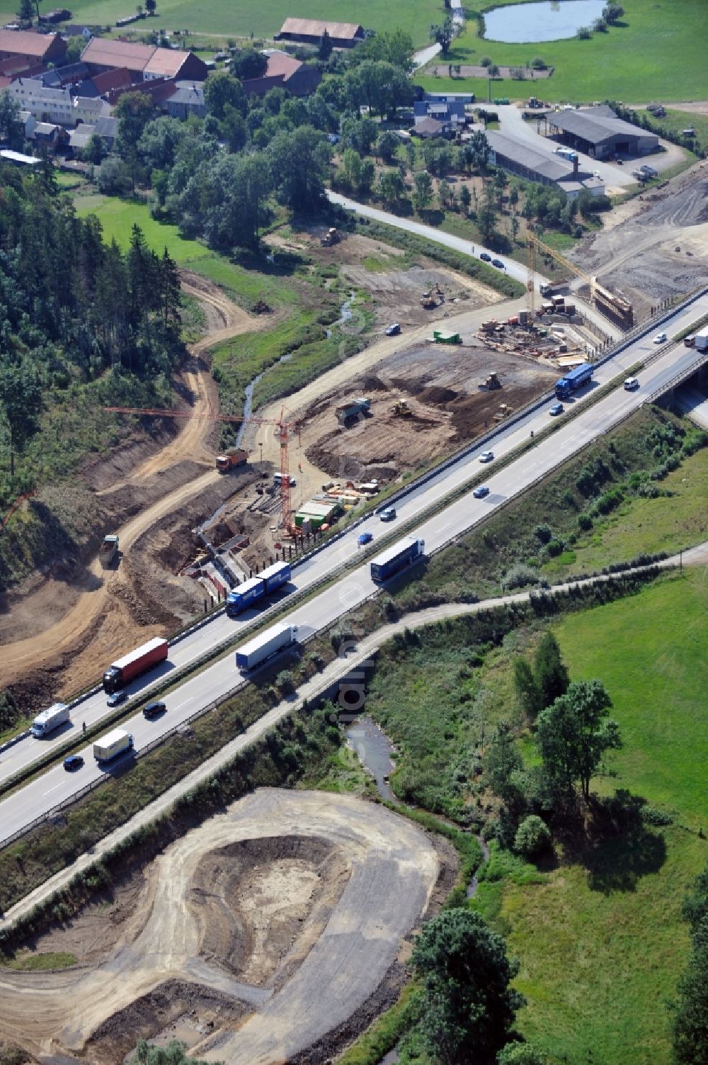 Görkwitz from above - Buildings and route of the motorway A9 motorway with four lanes now. Currently, reconstruction, expansion and new construction work is underway for the six-lane expansion of Highway 9 between Triptis and Schleiz by Wayss & Freytag Ingenieurbau and EUROVIA VINCI in Thuringia