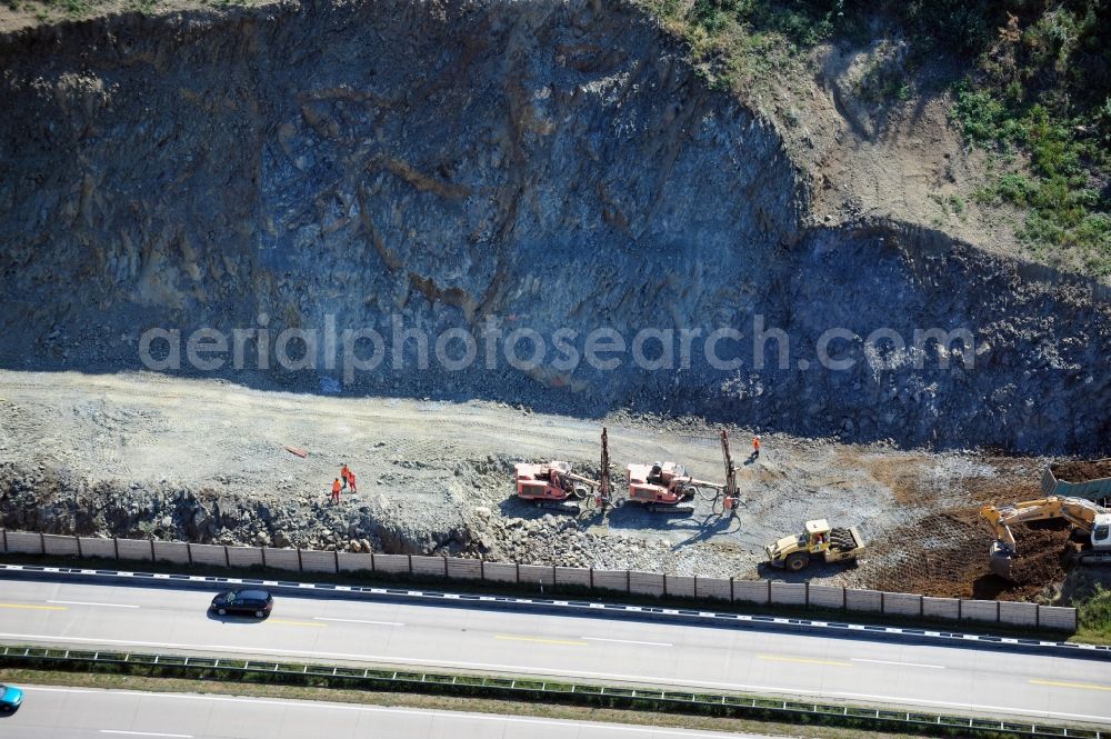 Görkwitz from the bird's eye view: Buildings and route of the motorway A9 motorway with four lanes now. Currently, reconstruction, expansion and new construction work is underway for the six-lane expansion of Highway 9 between Triptis and Schleiz by Wayss & Freytag Ingenieurbau and EUROVIA VINCI in Thuringia