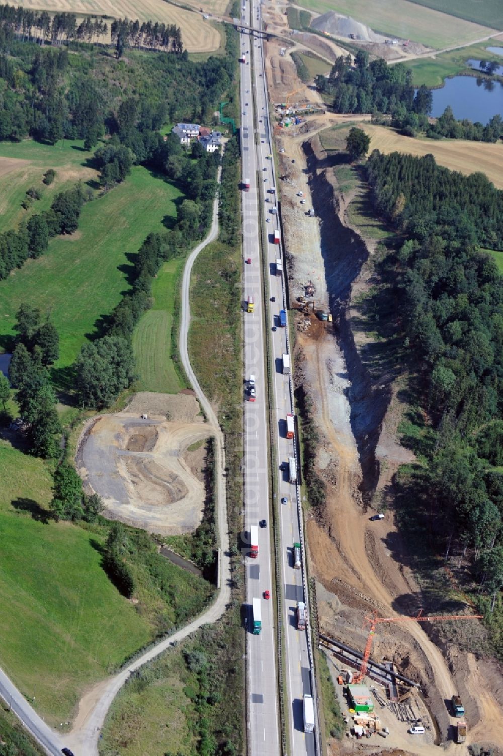 Görkwitz from the bird's eye view: Buildings and route of the motorway A9 motorway with four lanes now. Currently, reconstruction, expansion and new construction work is underway for the six-lane expansion of Highway 9 between Triptis and Schleiz by Wayss & Freytag Ingenieurbau and EUROVIA VINCI in Thuringia