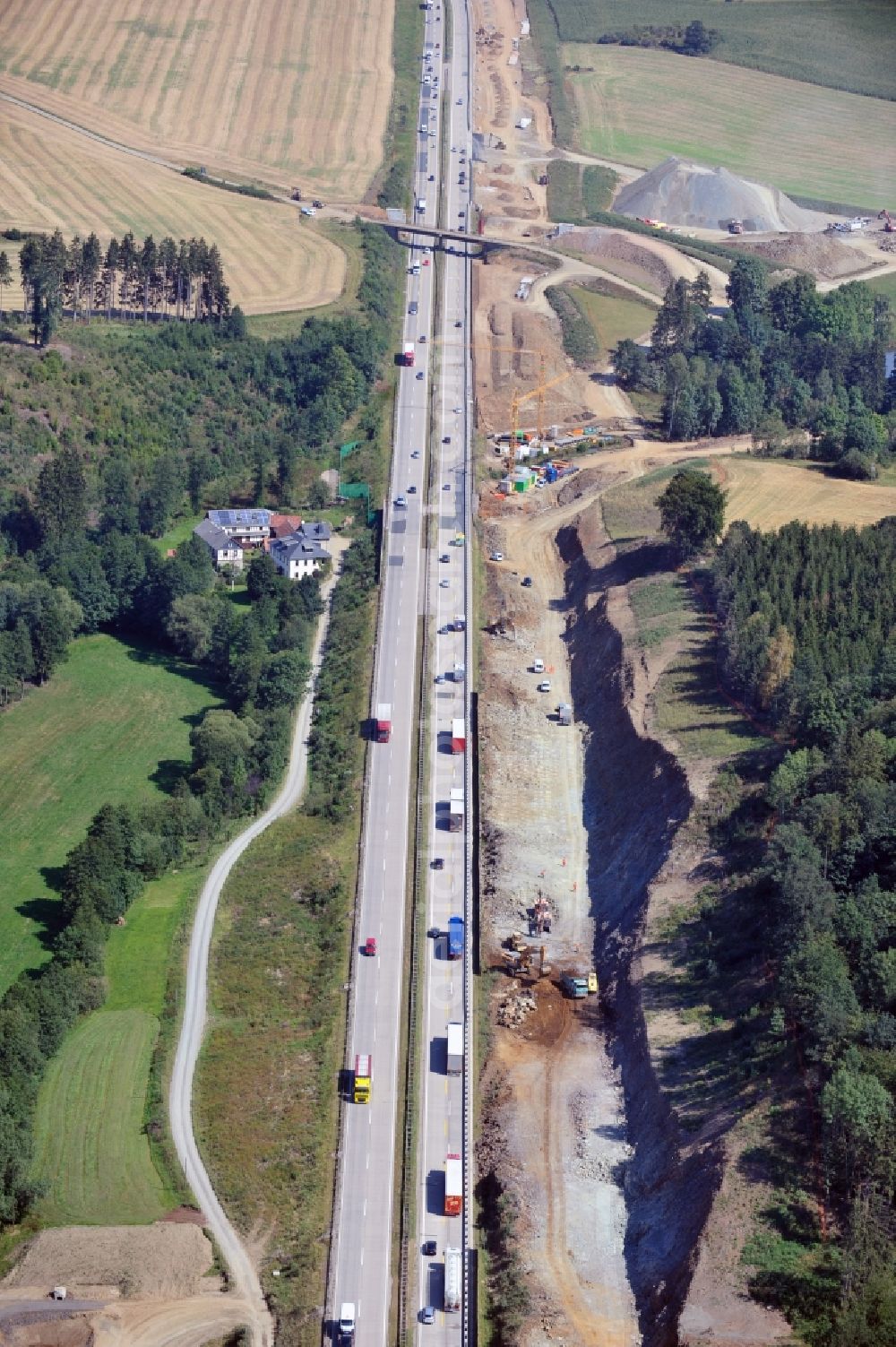 Aerial image Görkwitz - Buildings and route of the motorway A9 motorway with four lanes now. Currently, reconstruction, expansion and new construction work is underway for the six-lane expansion of Highway 9 between Triptis and Schleiz by Wayss & Freytag Ingenieurbau and EUROVIA VINCI in Thuringia