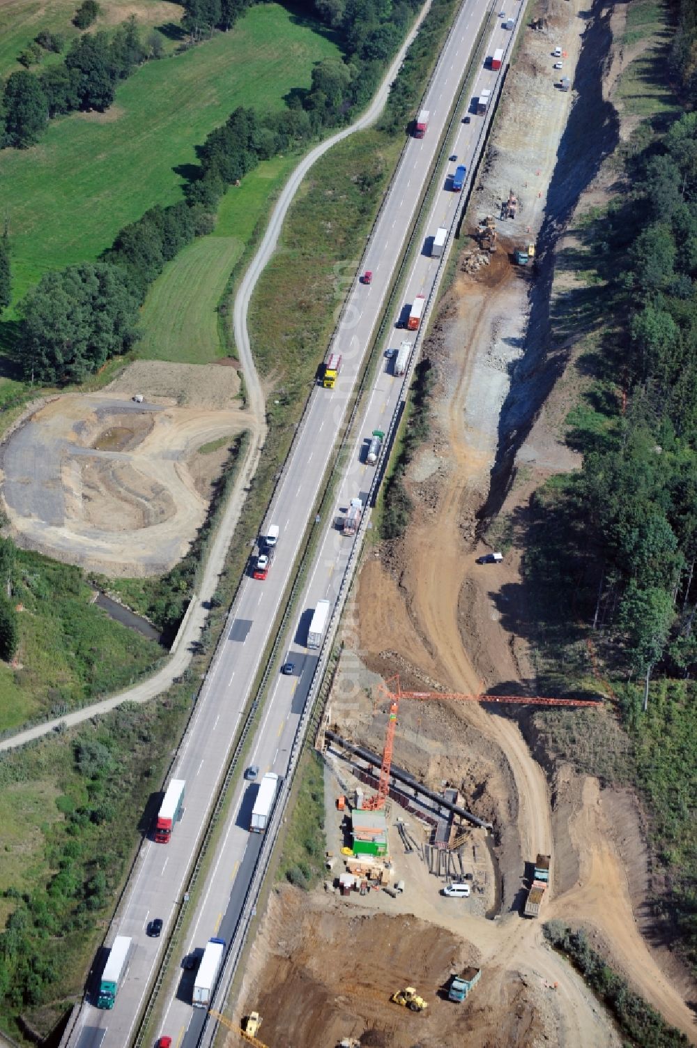 Aerial photograph Görkwitz - Buildings and route of the motorway A9 motorway with four lanes now. Currently, reconstruction, expansion and new construction work is underway for the six-lane expansion of Highway 9 between Triptis and Schleiz by Wayss & Freytag Ingenieurbau and EUROVIA VINCI in Thuringia