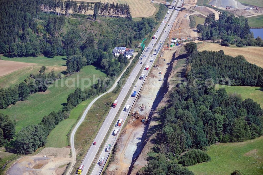 Görkwitz from above - Buildings and route of the motorway A9 motorway with four lanes now. Currently, reconstruction, expansion and new construction work is underway for the six-lane expansion of Highway 9 between Triptis and Schleiz by Wayss & Freytag Ingenieurbau and EUROVIA VINCI in Thuringia