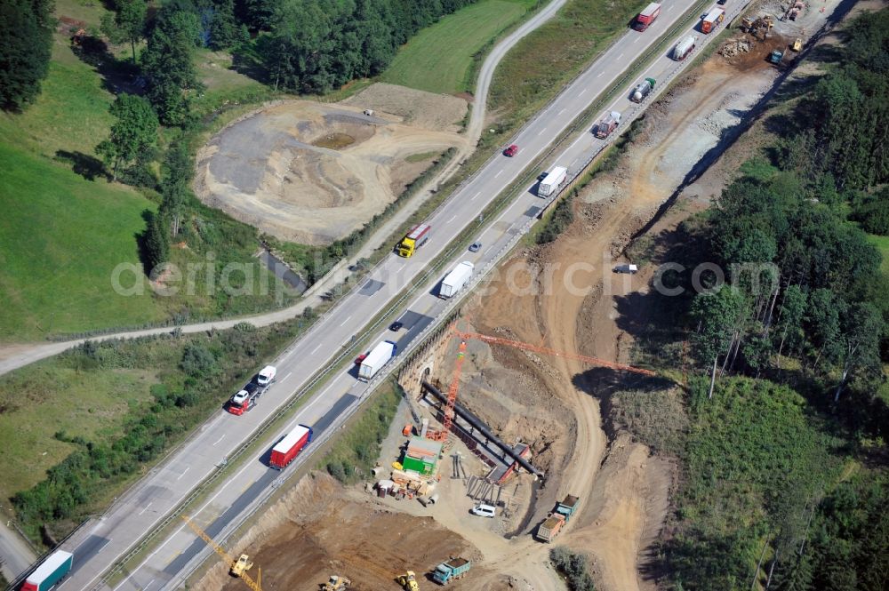 Görkwitz from the bird's eye view: Buildings and route of the motorway A9 motorway with four lanes now. Currently, reconstruction, expansion and new construction work is underway for the six-lane expansion of Highway 9 between Triptis and Schleiz by Wayss & Freytag Ingenieurbau and EUROVIA VINCI in Thuringia