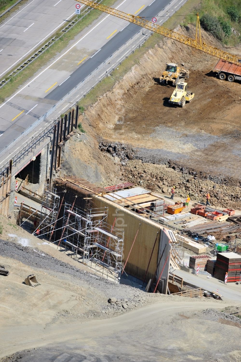 Aerial photograph Görkwitz - Buildings and route of the motorway A9 motorway with four lanes now. Currently, reconstruction, expansion and new construction work is underway for the six-lane expansion of Highway 9 between Triptis and Schleiz by Wayss & Freytag Ingenieurbau and EUROVIA VINCI in Thuringia