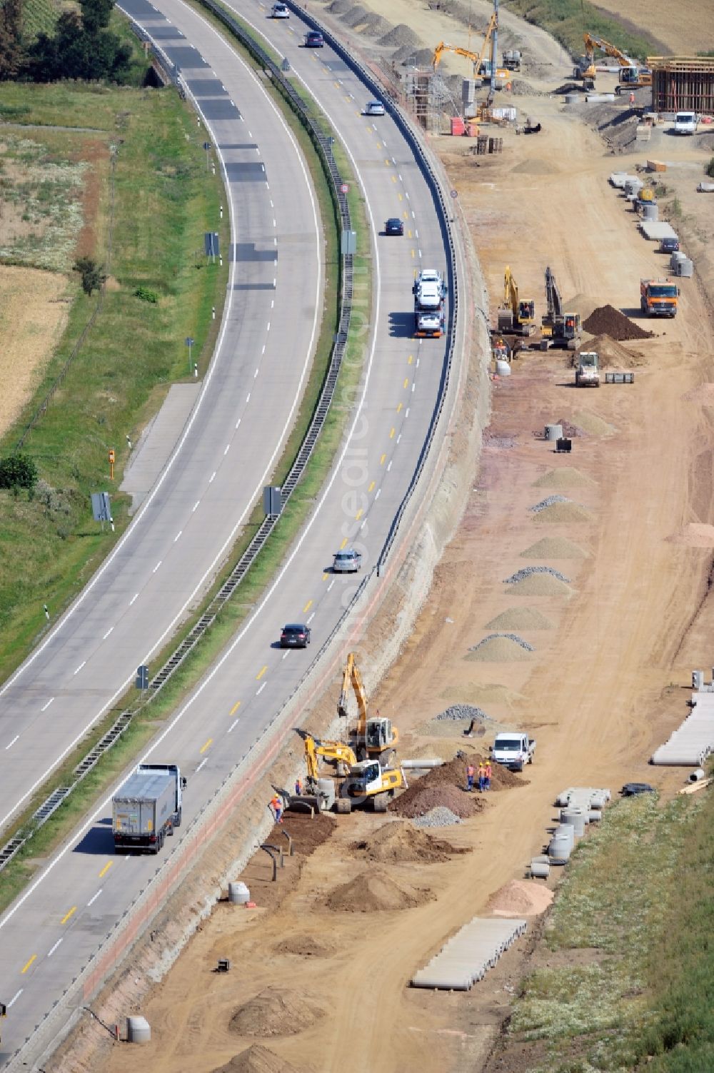 Aerial photograph Görkwitz - Buildings and route of the motorway A9 motorway with four lanes now. Currently, reconstruction, expansion and new construction work is underway for the six-lane expansion of Highway 9 between Triptis and Schleiz by Wayss & Freytag Ingenieurbau and EUROVIA VINCI in Thuringia