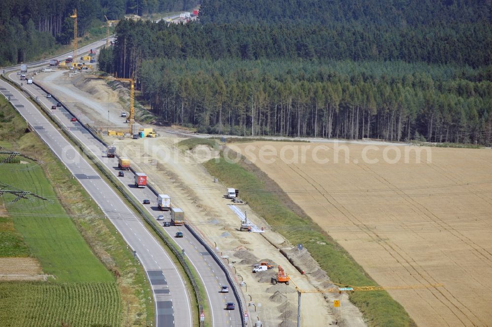 Görkwitz from the bird's eye view: Buildings and route of the motorway A9 motorway with four lanes now. Currently, reconstruction, expansion and new construction work is underway for the six-lane expansion of Highway 9 between Triptis and Schleiz by Wayss & Freytag Ingenieurbau and EUROVIA VINCI in Thuringia