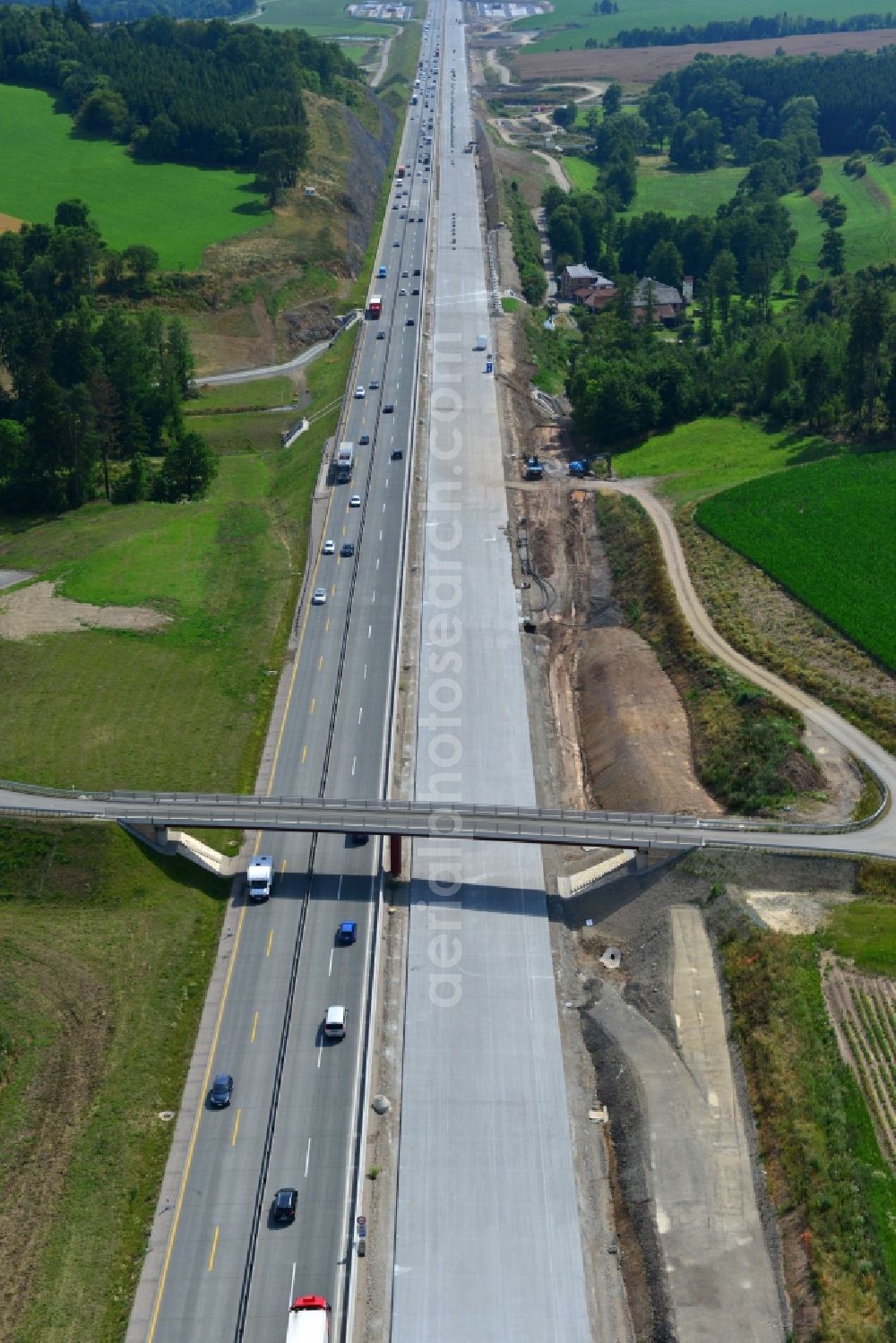 Görkwitz from the bird's eye view: Buildings and route of the motorway A9 motorway with four lanes now. Currently, reconstruction, expansion and new construction work is underway for the six-lane expansion of Highway 9 between Triptis and Schleiz by Wayss & Freytag Ingenieurbau and EUROVIA VINCI in Thuringia