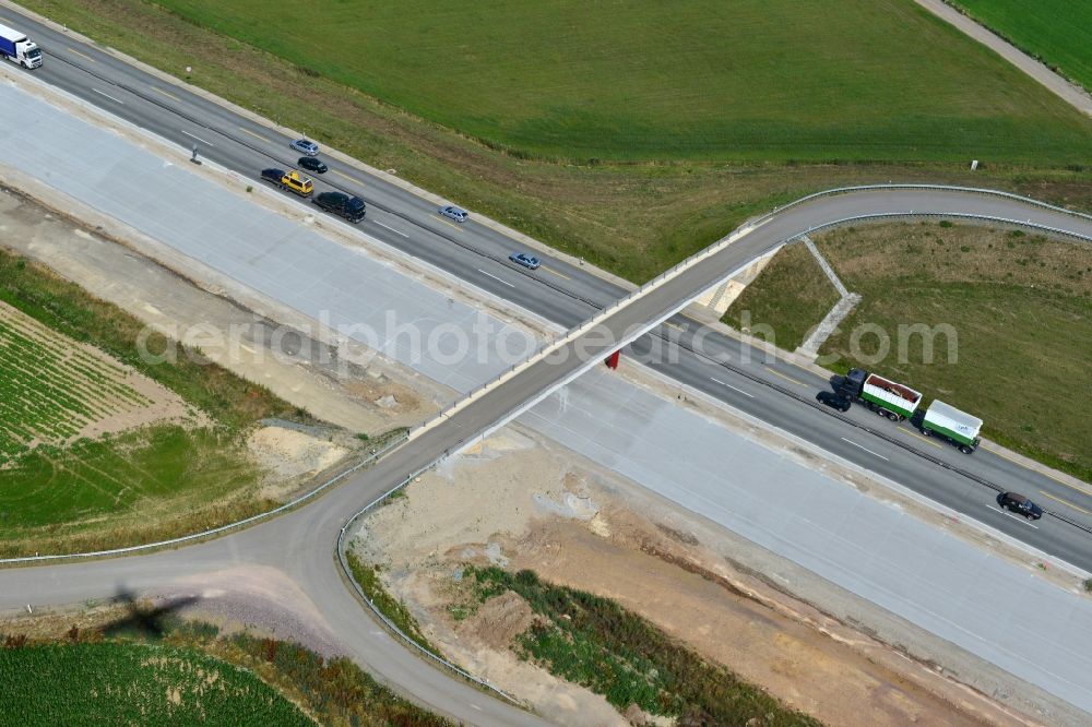 Aerial photograph Görkwitz - Buildings and route of the motorway A9 motorway with four lanes now. Currently, reconstruction, expansion and new construction work is underway for the six-lane expansion of Highway 9 between Triptis and Schleiz by Wayss & Freytag Ingenieurbau and EUROVIA VINCI in Thuringia