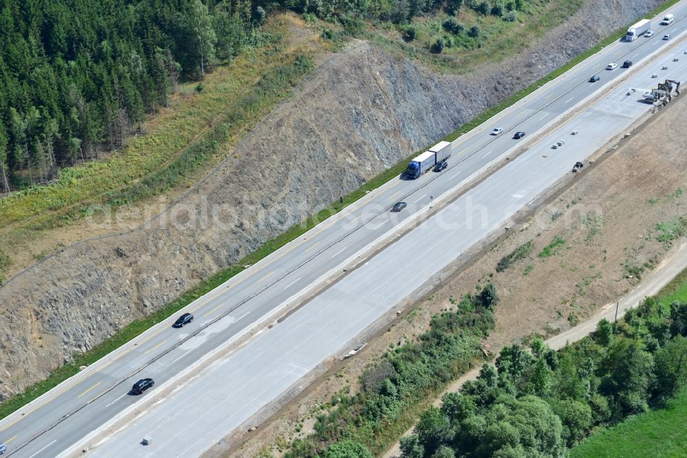 Görkwitz from the bird's eye view: Buildings and route of the motorway A9 motorway with four lanes now. Currently, reconstruction, expansion and new construction work is underway for the six-lane expansion of Highway 9 between Triptis and Schleiz by Wayss & Freytag Ingenieurbau and EUROVIA VINCI in Thuringia