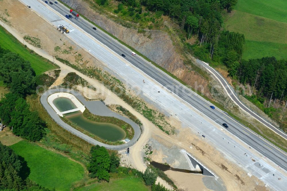 Görkwitz from the bird's eye view: Buildings and route of the motorway A9 motorway with four lanes now. Currently, reconstruction, expansion and new construction work is underway for the six-lane expansion of Highway 9 between Triptis and Schleiz by Wayss & Freytag Ingenieurbau and EUROVIA VINCI in Thuringia