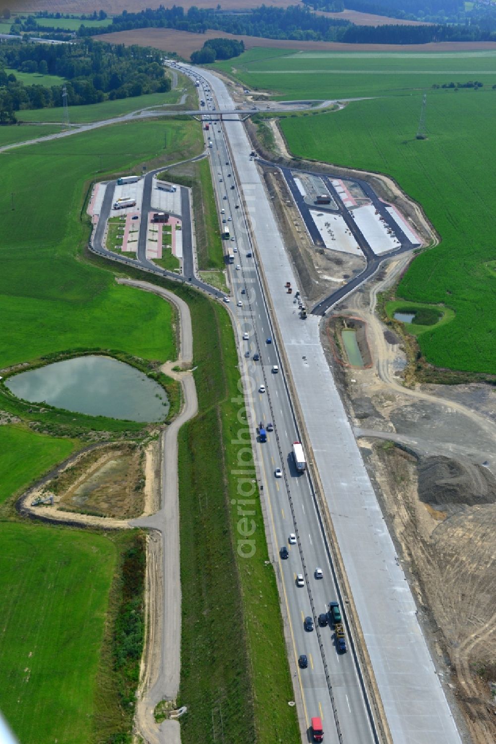 Aerial photograph Görkwitz - Buildings and route of the motorway A9 motorway with four lanes now. Currently, reconstruction, expansion and new construction work is underway for the six-lane expansion of Highway 9 between Triptis and Schleiz by Wayss & Freytag Ingenieurbau and EUROVIA VINCI in Thuringia