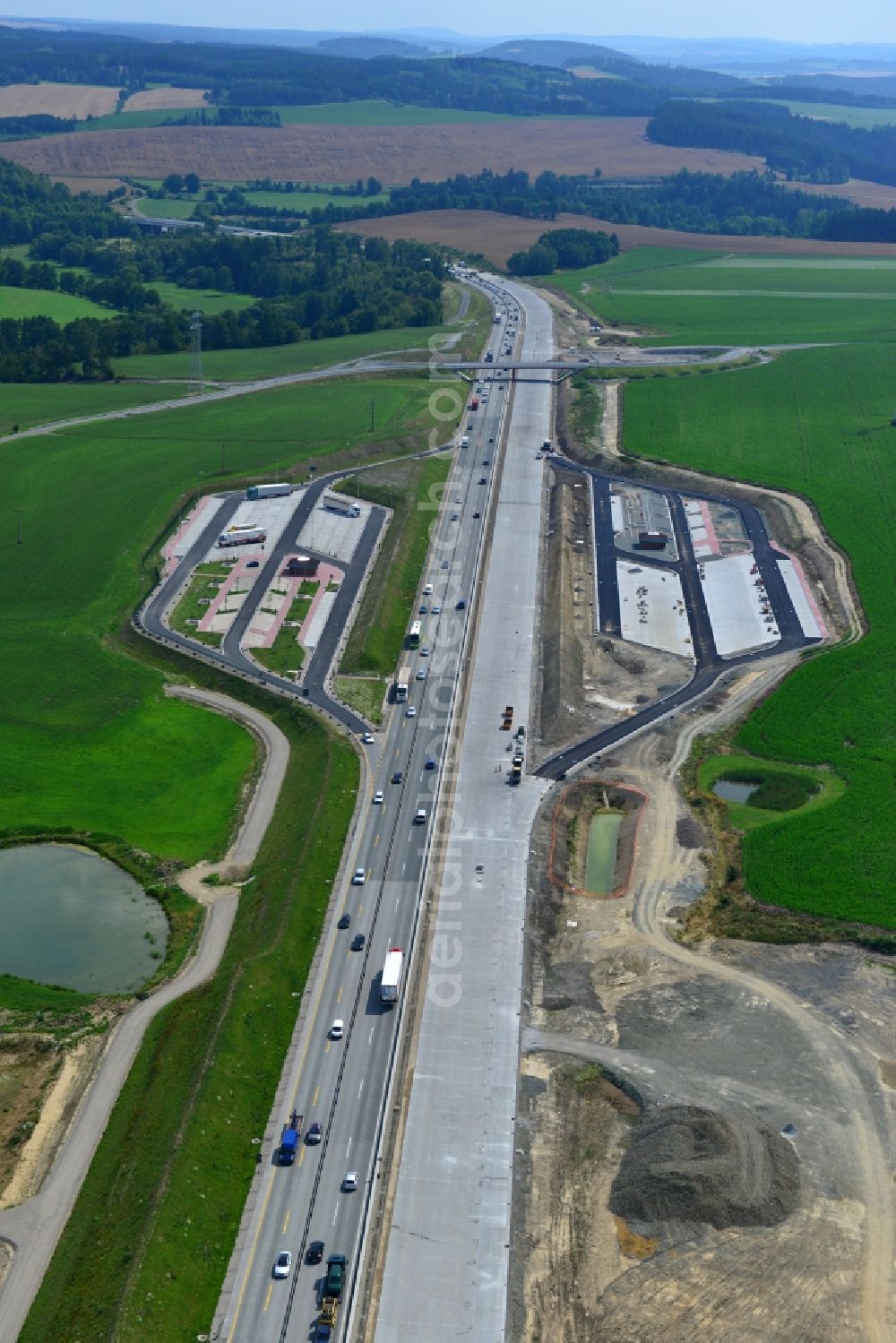 Görkwitz from above - Buildings and route of the motorway A9 motorway with four lanes now. Currently, reconstruction, expansion and new construction work is underway for the six-lane expansion of Highway 9 between Triptis and Schleiz by Wayss & Freytag Ingenieurbau and EUROVIA VINCI in Thuringia