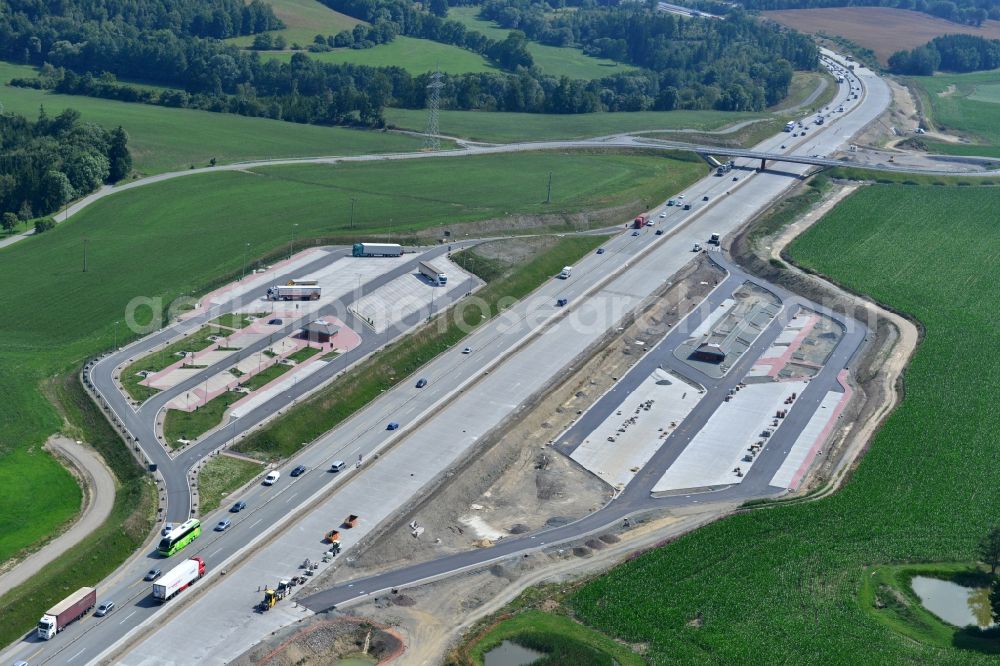 Görkwitz from the bird's eye view: Buildings and route of the motorway A9 motorway with four lanes now. Currently, reconstruction, expansion and new construction work is underway for the six-lane expansion of Highway 9 between Triptis and Schleiz by Wayss & Freytag Ingenieurbau and EUROVIA VINCI in Thuringia