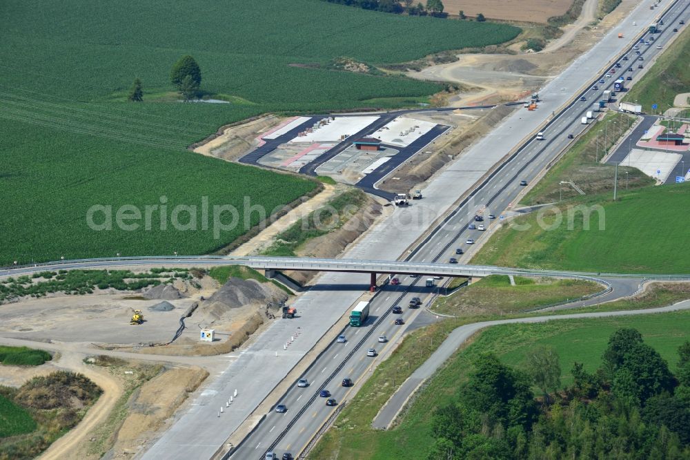 Görkwitz from the bird's eye view: Buildings and route of the motorway A9 motorway with four lanes now. Currently, reconstruction, expansion and new construction work is underway for the six-lane expansion of Highway 9 between Triptis and Schleiz by Wayss & Freytag Ingenieurbau and EUROVIA VINCI in Thuringia