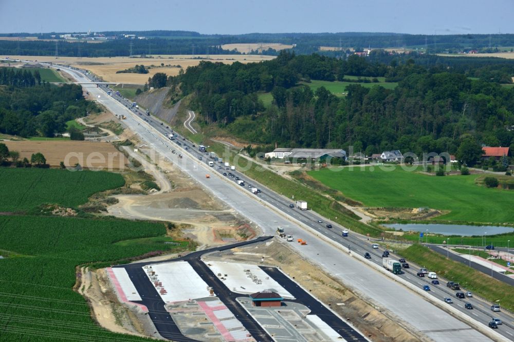 Aerial image Görkwitz - Buildings and route of the motorway A9 motorway with four lanes now. Currently, reconstruction, expansion and new construction work is underway for the six-lane expansion of Highway 9 between Triptis and Schleiz by Wayss & Freytag Ingenieurbau and EUROVIA VINCI in Thuringia