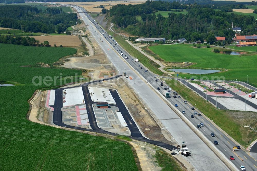 Aerial photograph Görkwitz - Buildings and route of the motorway A9 motorway with four lanes now. Currently, reconstruction, expansion and new construction work is underway for the six-lane expansion of Highway 9 between Triptis and Schleiz by Wayss & Freytag Ingenieurbau and EUROVIA VINCI in Thuringia