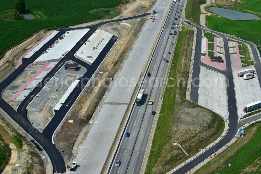 Görkwitz from the bird's eye view: Buildings and route of the motorway A9 motorway with four lanes now. Currently, reconstruction, expansion and new construction work is underway for the six-lane expansion of Highway 9 between Triptis and Schleiz by Wayss & Freytag Ingenieurbau and EUROVIA VINCI in Thuringia