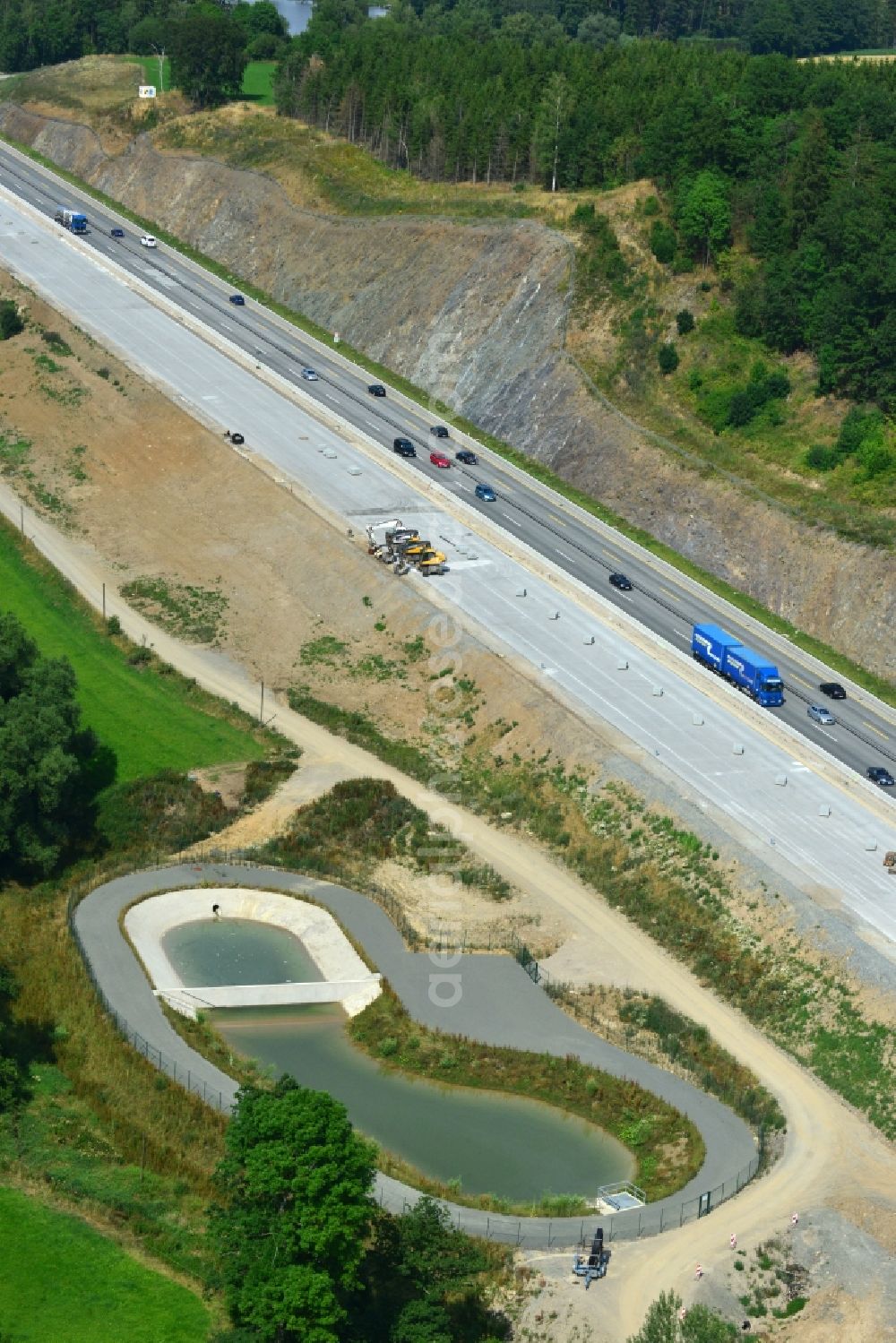 Aerial photograph Görkwitz - Buildings and route of the motorway A9 motorway with four lanes now. Currently, reconstruction, expansion and new construction work is underway for the six-lane expansion of Highway 9 between Triptis and Schleiz by Wayss & Freytag Ingenieurbau and EUROVIA VINCI in Thuringia