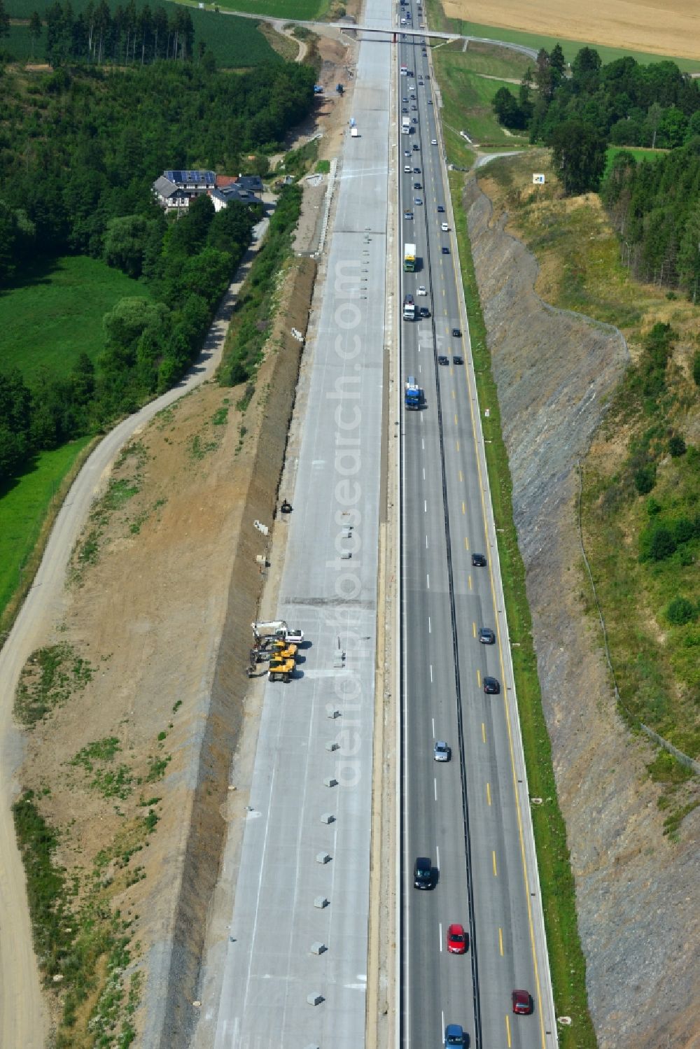 Görkwitz from the bird's eye view: Buildings and route of the motorway A9 motorway with four lanes now. Currently, reconstruction, expansion and new construction work is underway for the six-lane expansion of Highway 9 between Triptis and Schleiz by Wayss & Freytag Ingenieurbau and EUROVIA VINCI in Thuringia