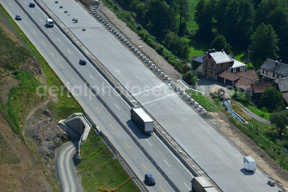 Aerial image Görkwitz - Buildings and route of the motorway A9 motorway with four lanes now. Currently, reconstruction, expansion and new construction work is underway for the six-lane expansion of Highway 9 between Triptis and Schleiz by Wayss & Freytag Ingenieurbau and EUROVIA VINCI in Thuringia