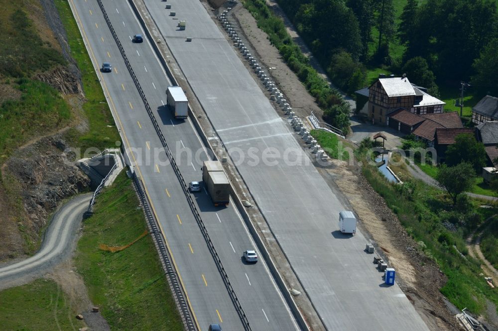 Aerial photograph Görkwitz - Buildings and route of the motorway A9 motorway with four lanes now. Currently, reconstruction, expansion and new construction work is underway for the six-lane expansion of Highway 9 between Triptis and Schleiz by Wayss & Freytag Ingenieurbau and EUROVIA VINCI in Thuringia