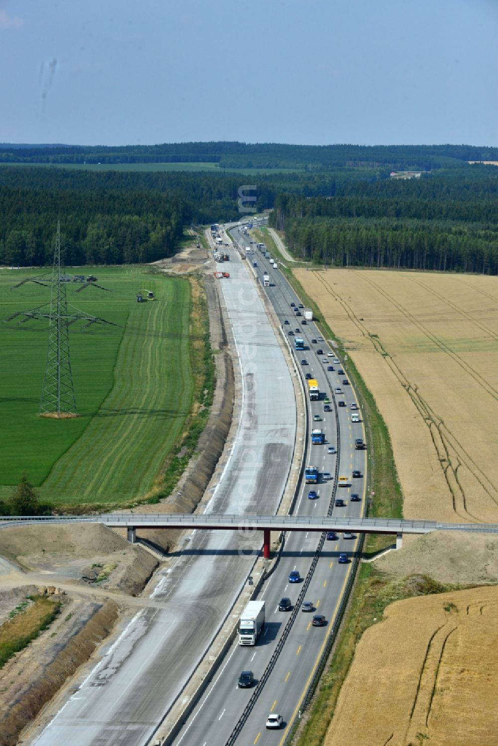 Görkwitz from the bird's eye view: Buildings and route of the motorway A9 motorway with four lanes now. Currently, reconstruction, expansion and new construction work is underway for the six-lane expansion of Highway 9 between Triptis and Schleiz by Wayss & Freytag Ingenieurbau and EUROVIA VINCI in Thuringia