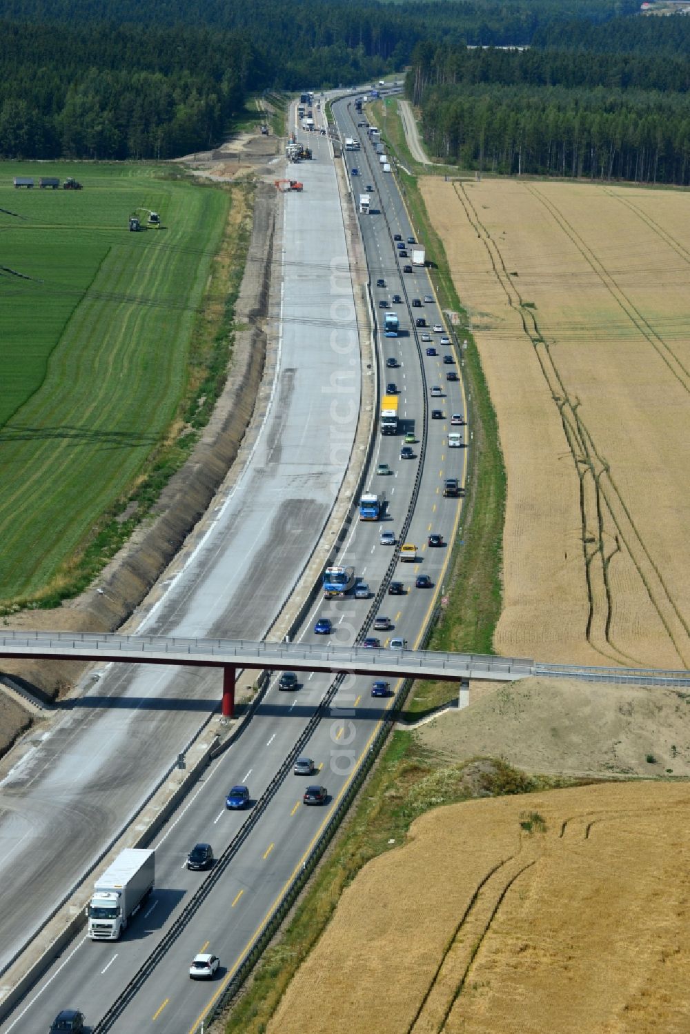 Aerial image Görkwitz - Buildings and route of the motorway A9 motorway with four lanes now. Currently, reconstruction, expansion and new construction work is underway for the six-lane expansion of Highway 9 between Triptis and Schleiz by Wayss & Freytag Ingenieurbau and EUROVIA VINCI in Thuringia